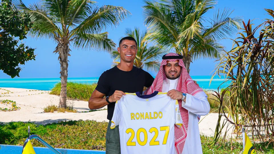 Oficial: Cristiano Ronaldo renova contrato com o Al Nassr até 2027