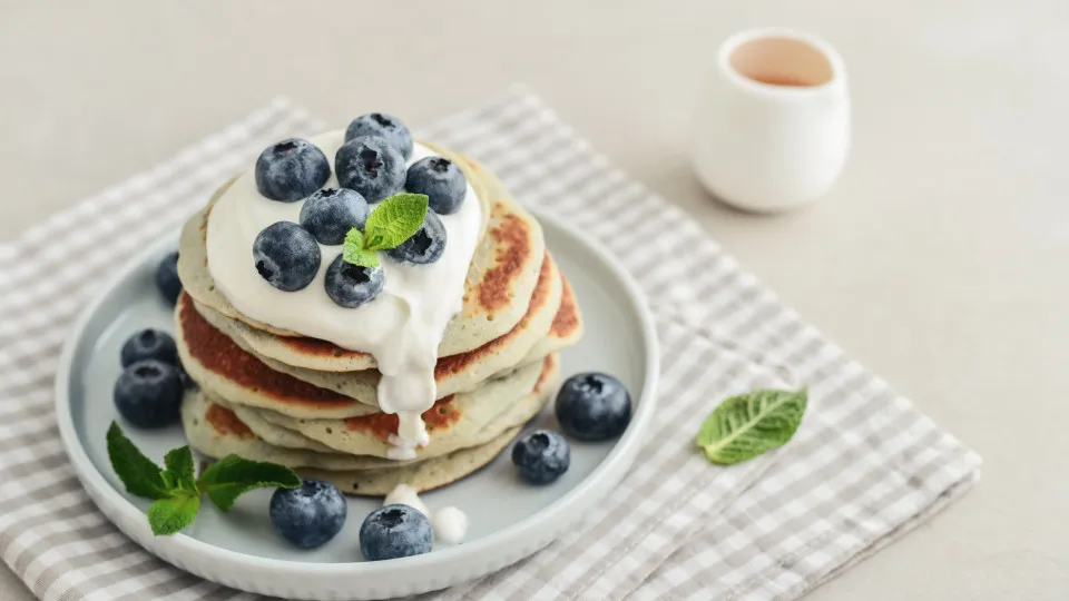 Panquecas de iogurte ‘light’. Receita facílima com três ingredientes