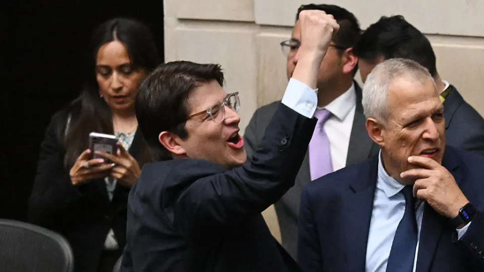 Pré-candidato à Presidência da Colômbia é baleado em palanque; vídeo