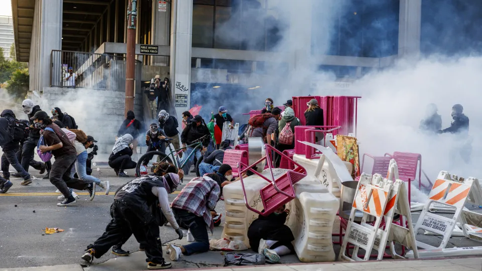 Protestos ‘saíram de controle’, diz chefe da polícia de LA