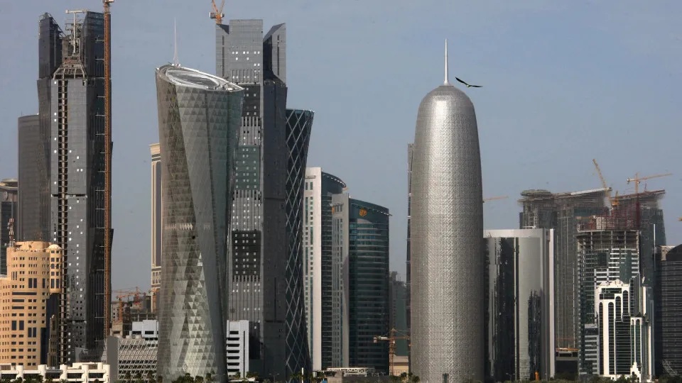 Qatar encerra espaço aéreo após ameaças contra bases norte-americanas
