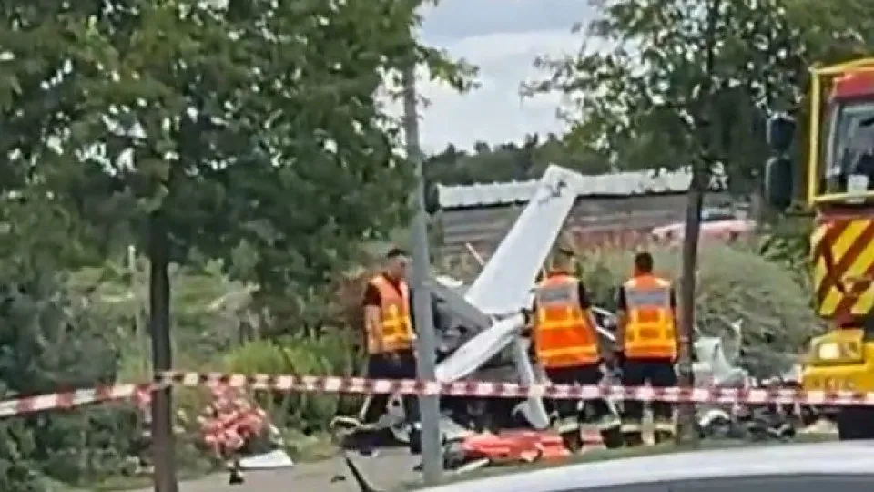 Queda de avião turístico deixa três mortos na França: vídeo Queda de avião turístico deixa três mortos na França: vídeo