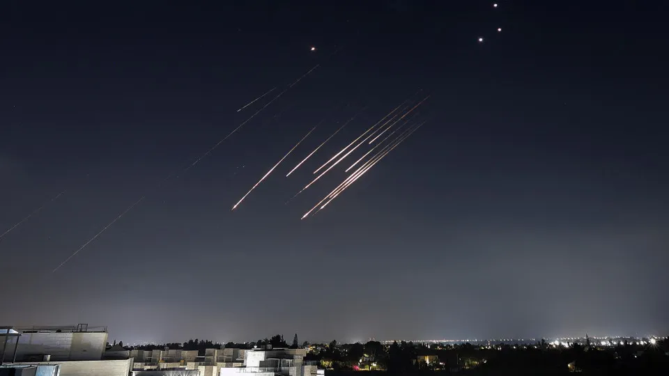 Registros (impressionantes): mísseis iranianos ‘rasgam’ céus de Israel