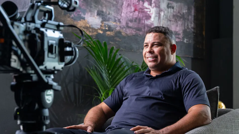 Ronaldo vende clube espanhol por R$ 322 milhões após protestos e 3 quedas