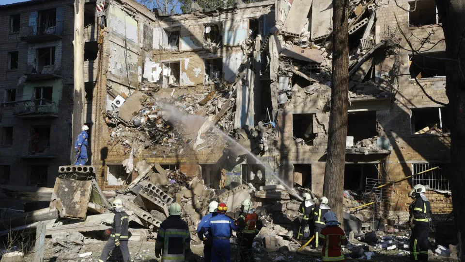 Rússia lança 477 drones e 60 mísseis; piloto ucraniano morre em ação