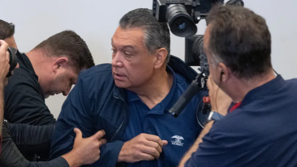 Senador da Califórnia é algemado em entrevista coletiva do governo Trump sobre imigração