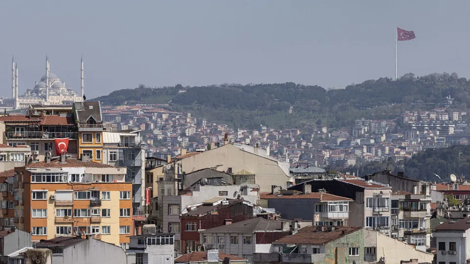 Terremoto de 5,8 atinge a Turquia, mata adolescente e fere 69; veja