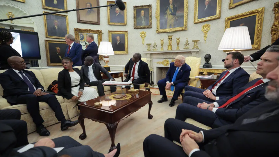 Trump humilha repórter na Casa Branca: “É um idiota, uma vergonha”
