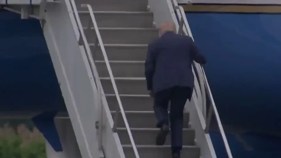Vídeo viral: Donald Trump cai em escadas de avião e internet não perdoa Vídeo viral: Donald Trump cai em escadas de avião e internet não perdoa