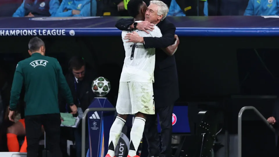 Vini Jr. se despede de Ancelotti com carta: “Você mudou a minha vida” Vini Jr. se despede de Ancelotti com carta: “Você mudou a minha vida”