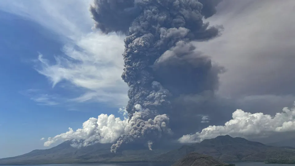 Vulcão na Indonésia entra em alerta máximo e lança cinzas ao céu Vulcão na Indonésia entra em alerta máximo e lança cinzas ao céu