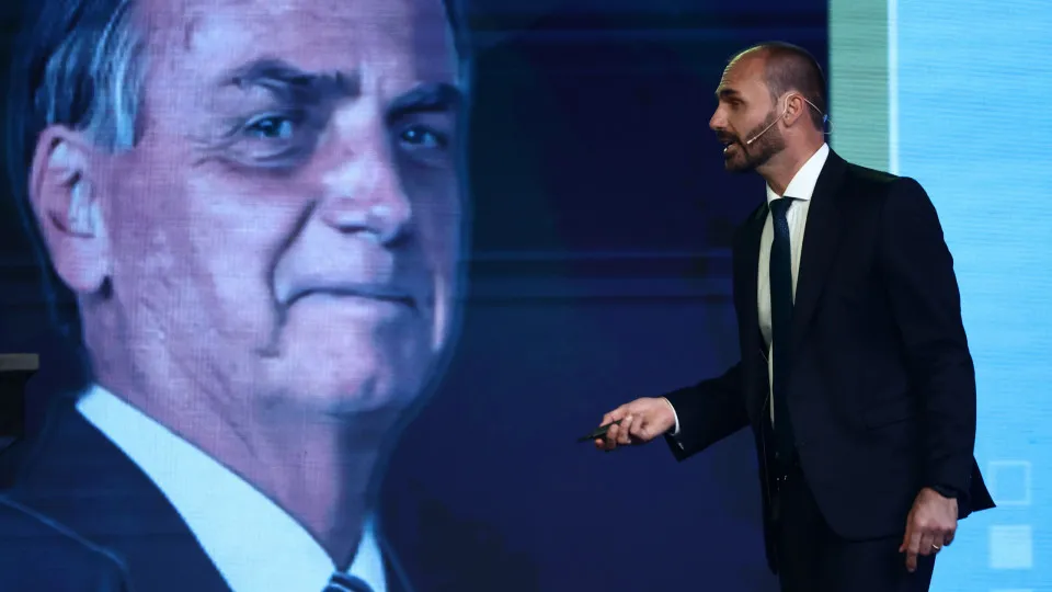 Eduardo Bolsonaro pede para votar dos EUA, mas falta até às sessões virtuais da Câmara