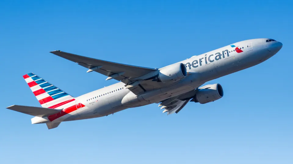 American Airlines lucra mais que o esperado, mas receita decepciona; ação cai 4% no pré-mercado