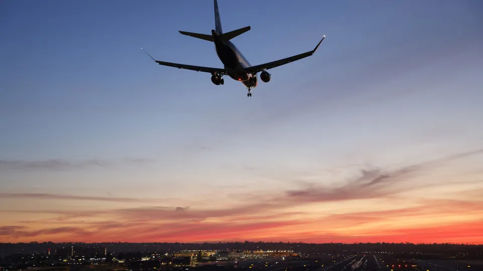 Avião faz “manobra agressiva” para não colidir com bombardeiro nos EUA
