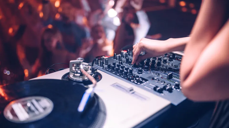 Bélgica descobre que DJ enigmático é membro da família real