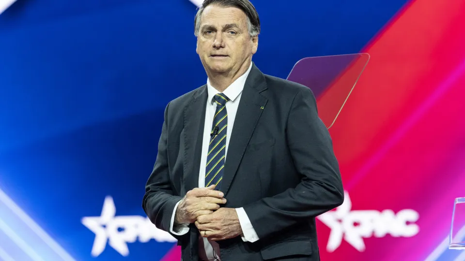 Bolsonaro diz ter paixão por Trump, pede ‘liberdade’ para falar com ele e nega ação de Eduardo