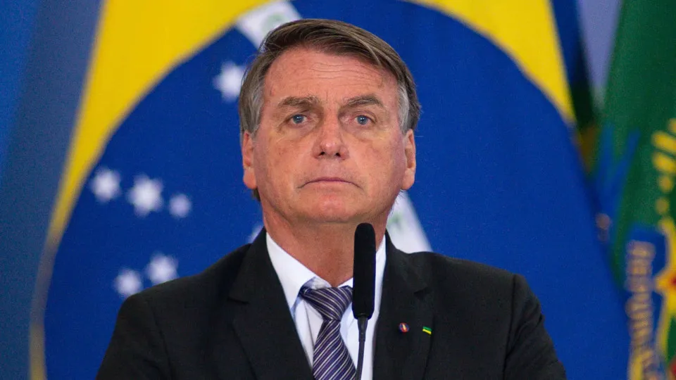 Bolsonaro mira TSE para justificar reuniões golpistas e se distancia até de sua defesa