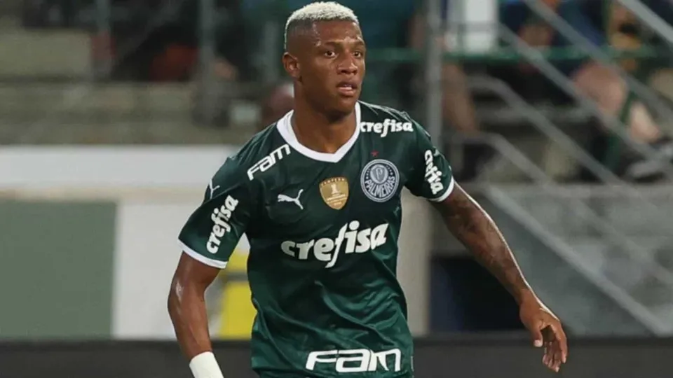 Botafogo anuncia o volante Danilo, ex-Palmeiras, até 2029