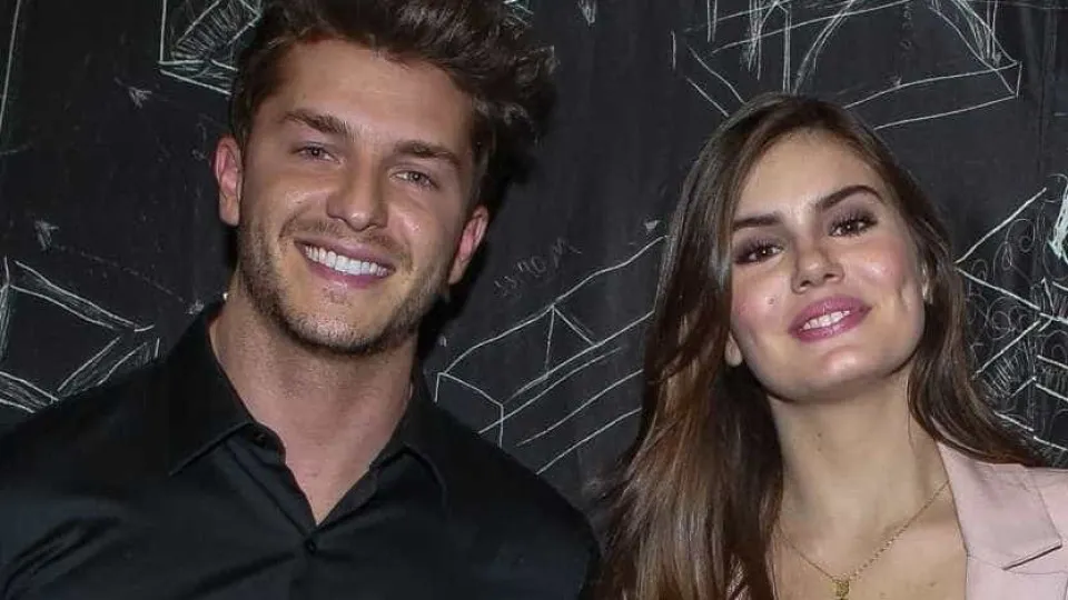 Camila Queiroz e Klebber Toledo anunciam gravidez