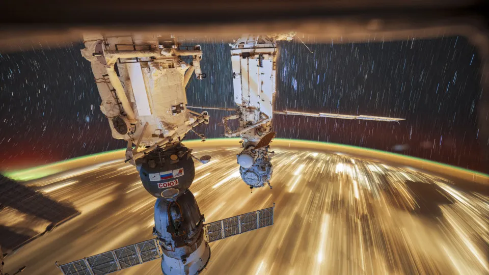 “Caminho dourado”: astronauta revela foto impressionante da Terra à noite “Caminho dourado”: astronauta revela foto impressionante da Terra à noite