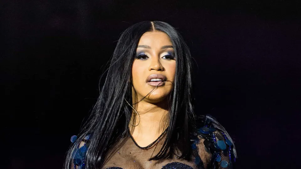 Cardi B é processada por agressão após jogar microfone em fã durante show