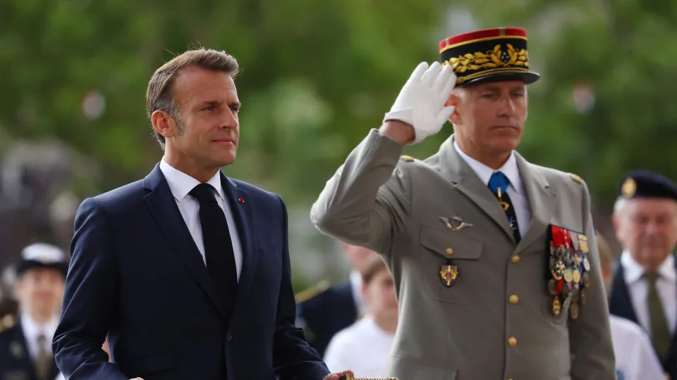 Cavalo cai durante desfile da Bastilha e vídeo do incidente viraliza