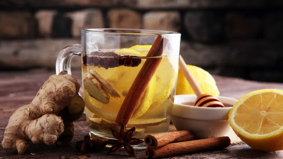 Chá e remédio: a mistura que pode virar armadilha