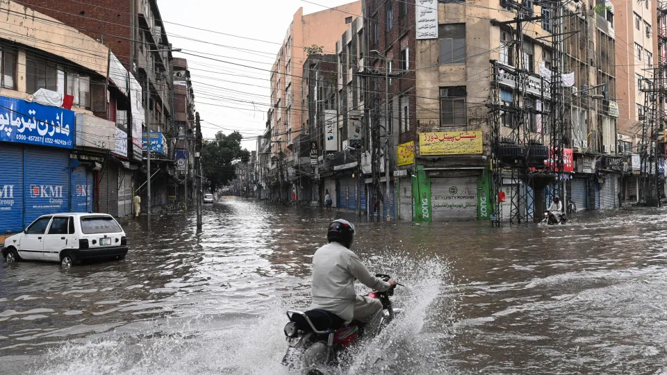 Chuvas torrenciais devastam o Paquistão; ruas se tornaram rios