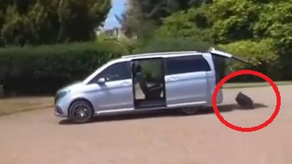 Comitiva de Macron sai apressada de castelo e deixa para trás… as malas