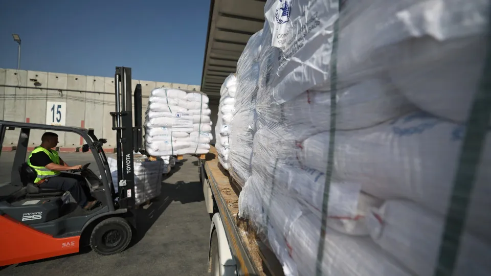 Dezenas de camiões com ajuda cruzam fronteira egípcia rumo a Gaza