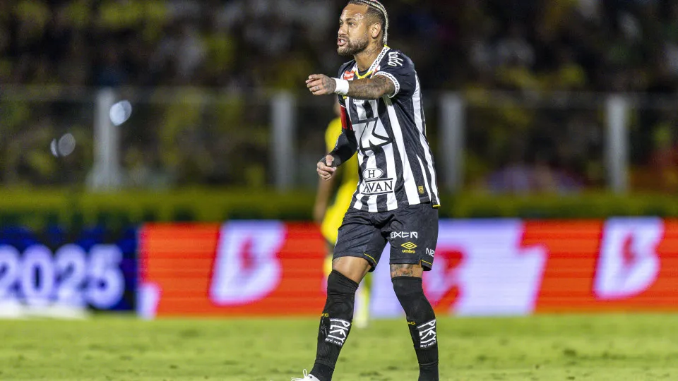 Discussão premeditada com torcedor mostra Neymar mais irritado que o normal