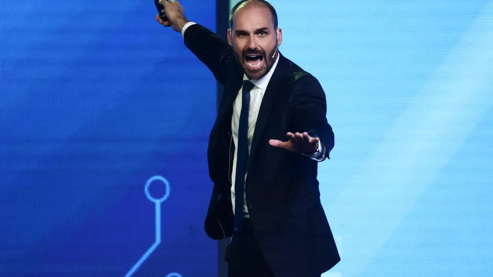 Eduardo Bolsonaro celebra punição a Moraes e diz: “Mais por vir” Eduardo Bolsonaro celebra punição a Moraes e diz: “Mais por vir”