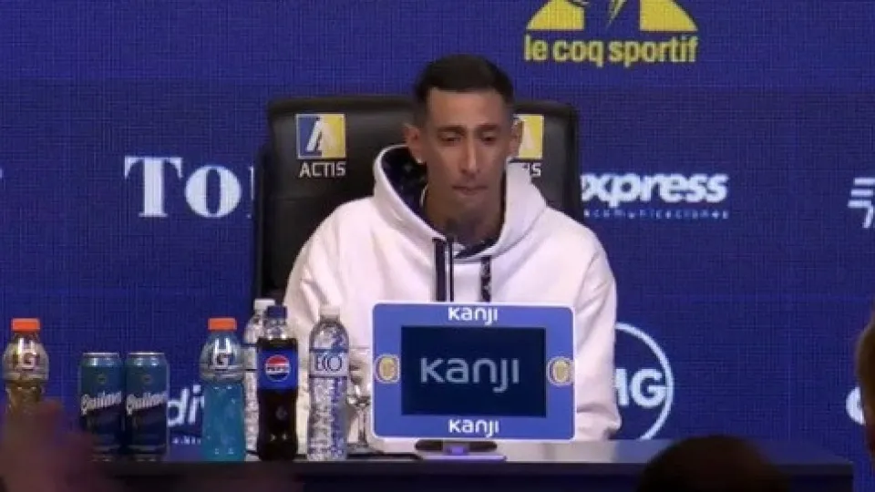 Emocionado, Di María é apresentado no Rosario Central após 18 anos