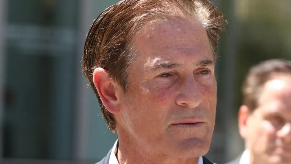 Erik Menendez é hospitalizado com ‘condição médica grave’, diz advogado