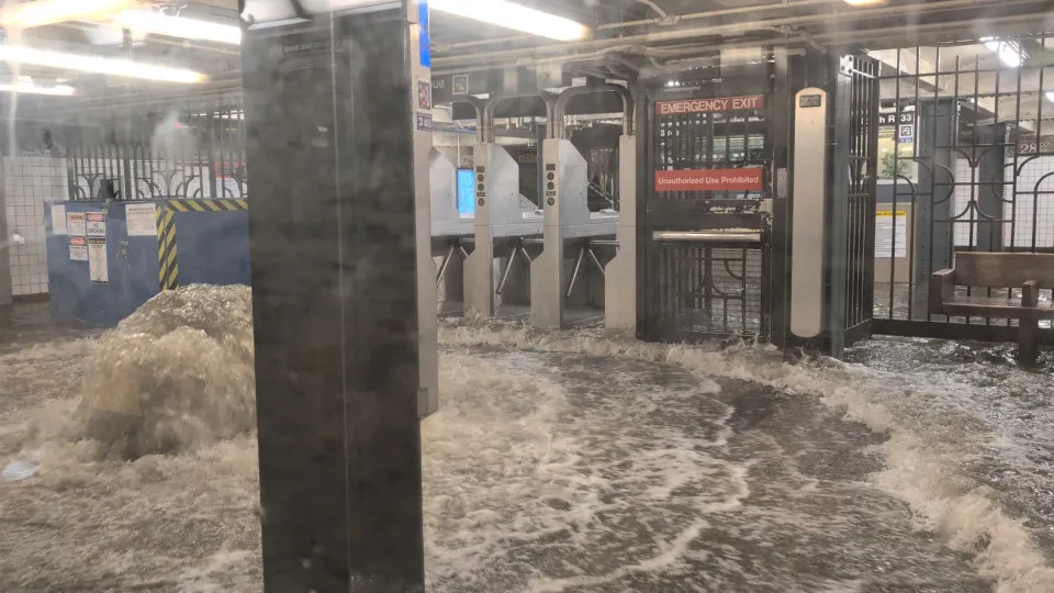 Estações inundadas e ruas alagadas após temporais em Nova York