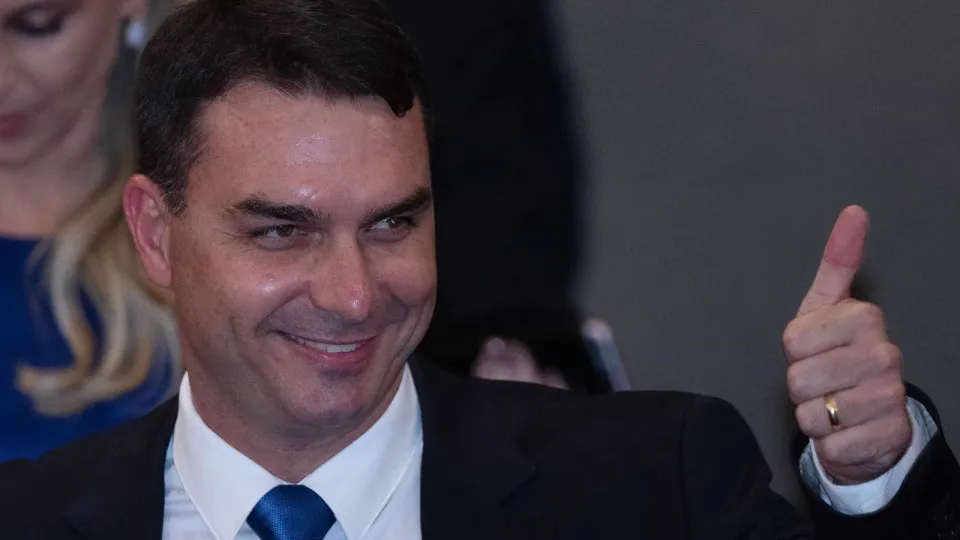 Flávio explica por que foi o escolhido de Bolsonaro no lugar de Michelle