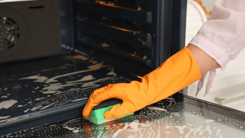 Forno cheio de gordura? Mistura com bicarbonato pode ser a solução