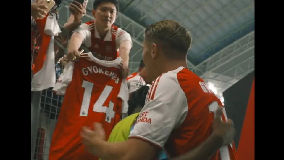 Gyökeres é apresentado no Arsenal e surpreende Martinelli com português