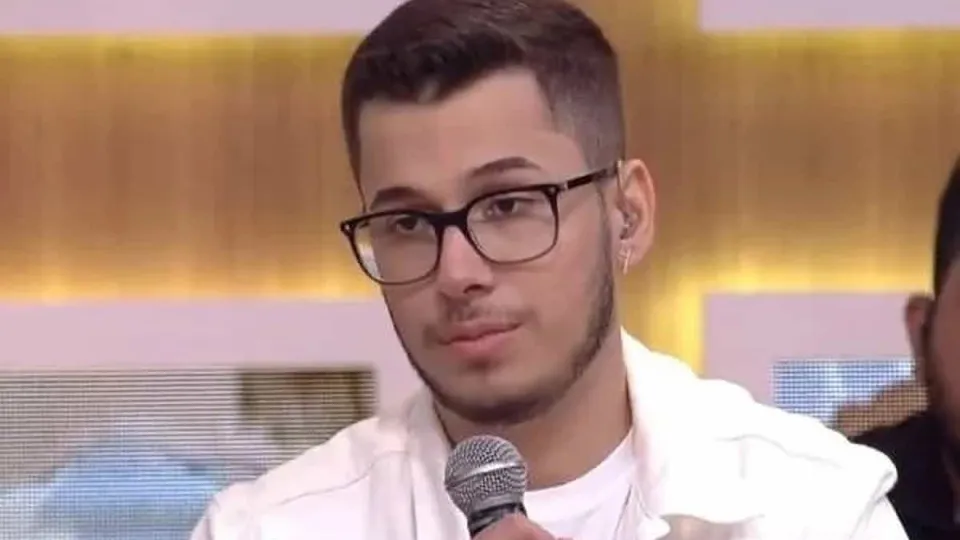 Irmão de Marília Mendonça chora e pede fim dos ataques à mãe; veja