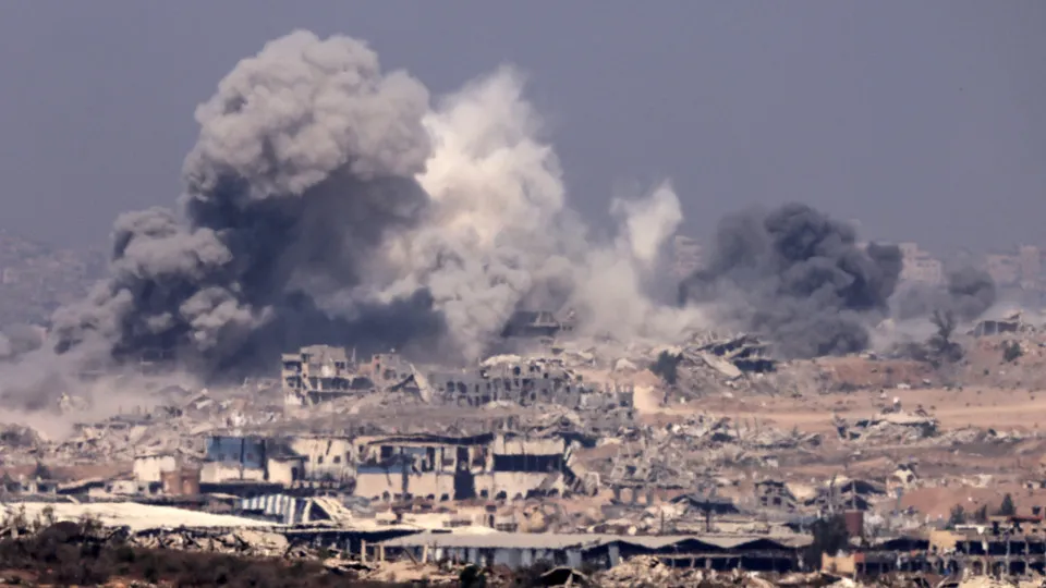 Israel ataca campo de refugiados em Gaza e mata ao menos 30