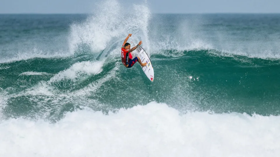 Italo Ferreira e Filipe Toledo buscam vaga no WSL Finals
