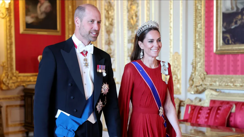 Kate Middleton usa vestido vermelho e tiara de Diana em jantar com Macron