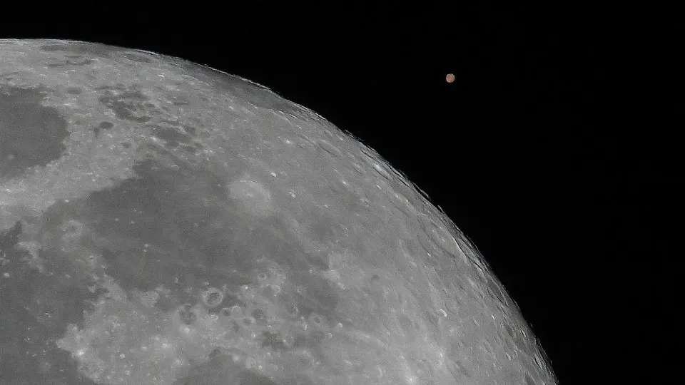 Lua e Marte brilham juntos no céu nesta segunda; saiba como observar