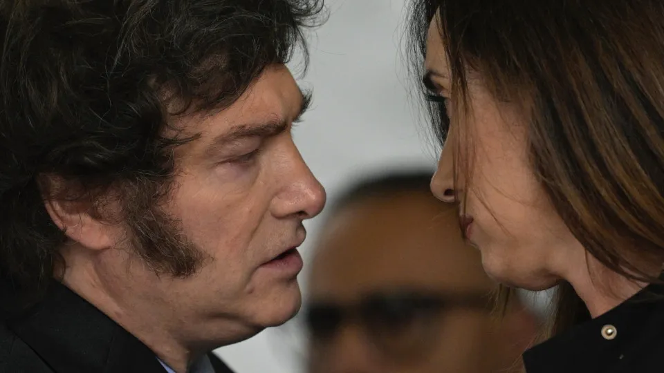 Milei volta chamar vice de “traidora” por apoiar aumento a aposentados