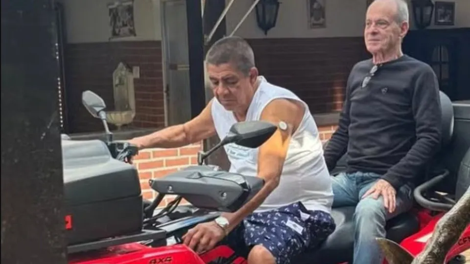Ney Matogrosso visita Zeca Pagodinho em Xerém e encontro anima fãs da MPB Ney Matogrosso visita Zeca Pagodinho em Xerém e encontro anima fãs da MPB