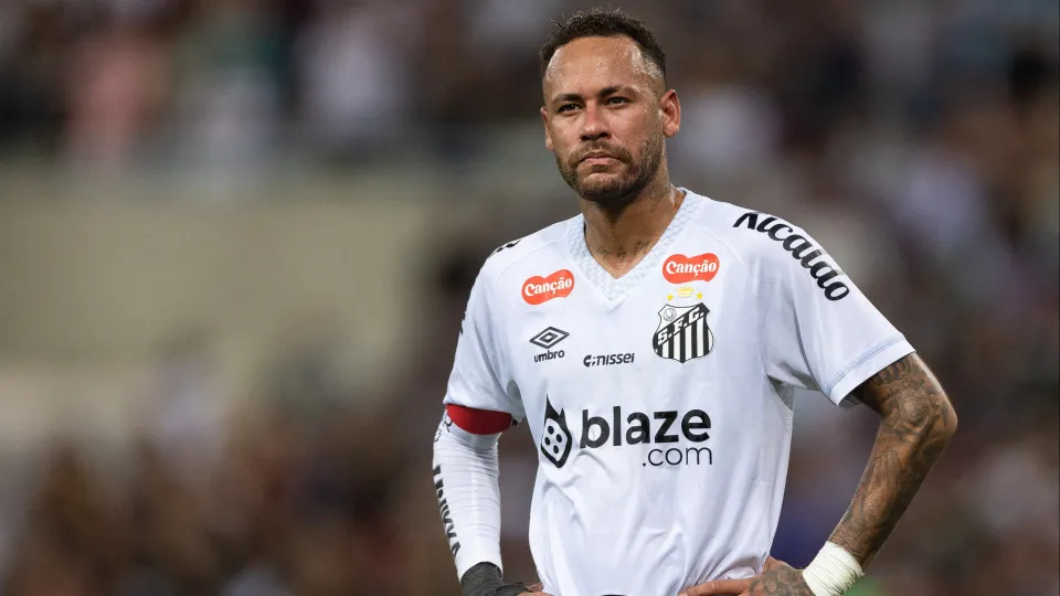 Neymar discute com torcedor pelo terceiro jogo seguido