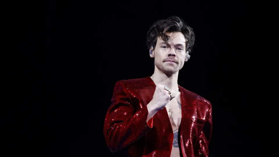 Novo amor? Harry Styles é visto aos beijos com mulher ‘misteriosa’