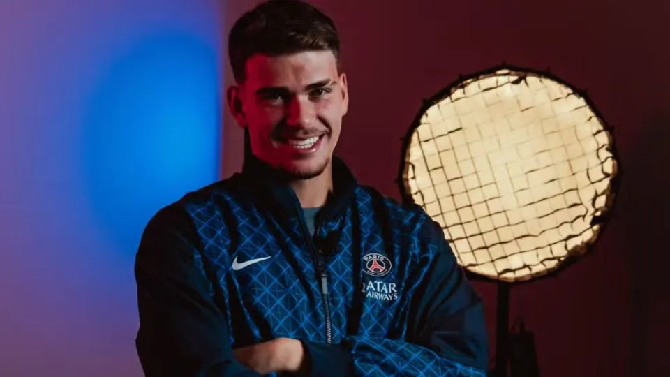 PSG anuncia brasileiro de 19 anos que conciliou Palmeiras e São Paulo