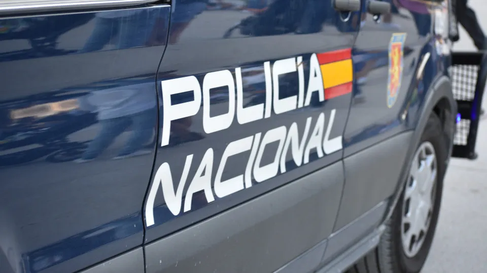 Pai deixa filho sozinho em carro roubado para sair e beber na Espanha Pai deixa filho sozinho em carro roubado para sair e beber na Espanha