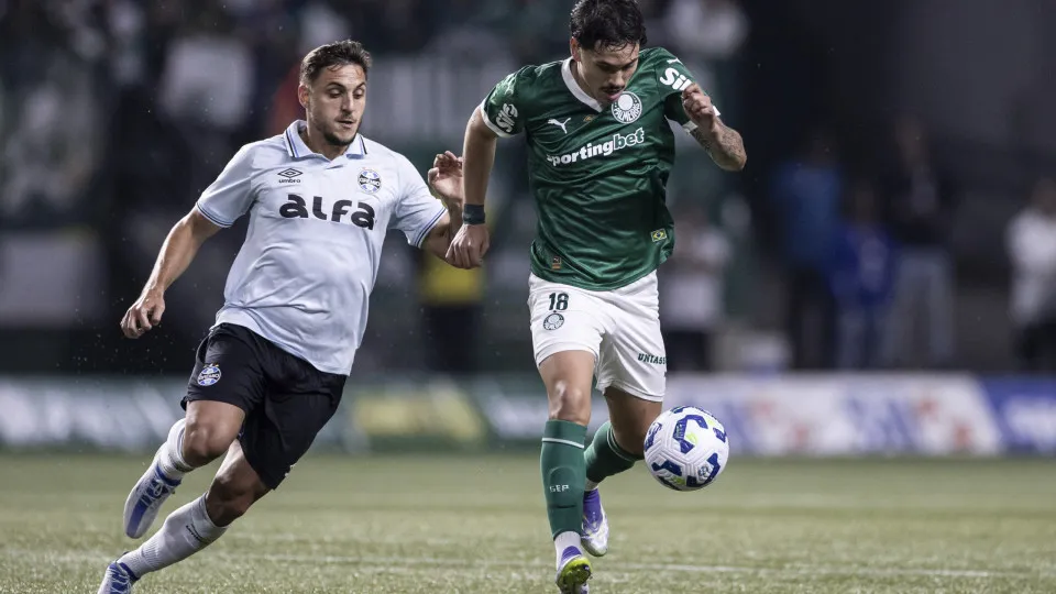 Palmeiras ‘tiki-taka’ vence Grêmio e encosta nos líderes do Brasileirão